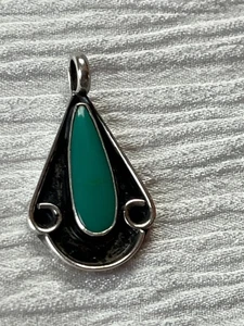 Künstler signierte dünne grüne Emaille Träne in unmarkiertem Silber Locken oxidiert - Bild 1 von 5