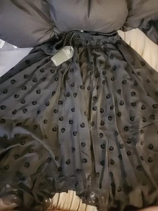 NUEVO CON ETIQUETAS Falda Asimétrica Disturbia EE. UU. 6 Oscura Romántica Gótica Estampado Calavera - Imagen 1 de 10
