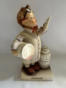 De colección RARO M.I. Figura Hummel #322 "Pequeño Farmacéutico" TMK4, Rizinusol - Imagen 1 de 9