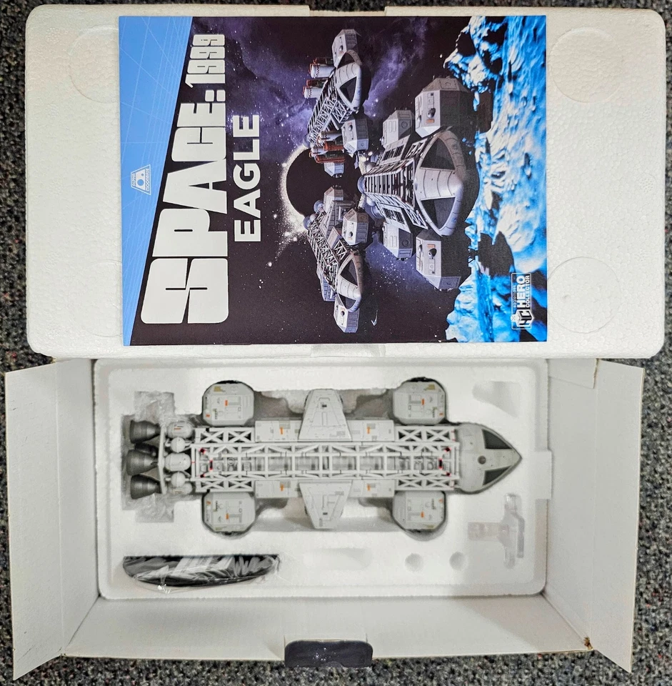 Space 1999 Eagle Laboratory Ship Official 10" Eaglemoss With stand & Magazine