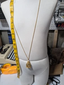 Vintage Vogelkäfig Vogel auf Schaukel goldfarben Anhänger Halskette Gelenk Avon - Bild 1 von 3