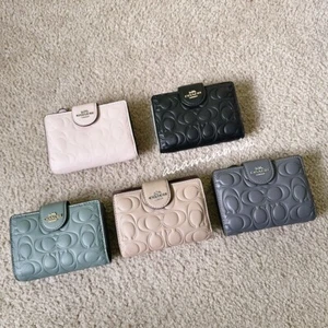 Cartera Coach mediana con cremallera en la esquina nueva con etiquetas con firma CM241/CZ341 - Imagen 1 de 35