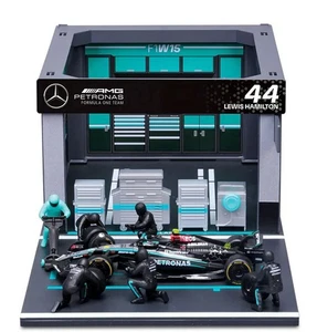 1:43 Bburago Mercedes F1 W15 E Performance  Pit Stop Diorama Set - Picture 1 of 2