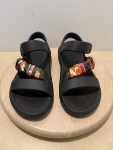 Essentials by MUK LUKS Damen Surf Girl Sandalen schwarz bunt Gr. L 9-10 - Bild 1 von 6