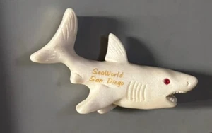 Calamita frigo SEAWORLD SAN DIEGO grande squalo bianco occhio rosso souvenir - Foto 1 di 9