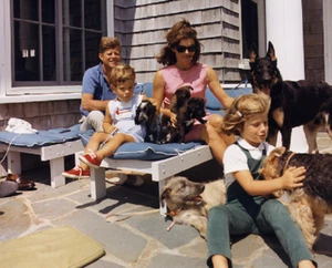 John F Kennedy Familia con perros durante un fin de semana Hyannisport 8x10 Foto 34 - Imagen 1 de 2