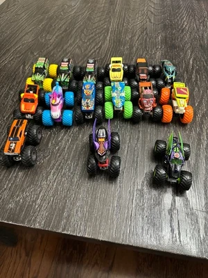 Juego de 15 camiones Monster Jams Foto 1 de 4