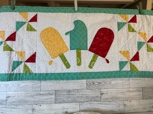 Corredor de mesa acolchado con temática de paletas de verano 40" x 14" algodón hecho a mano - Imagen 1 de 4