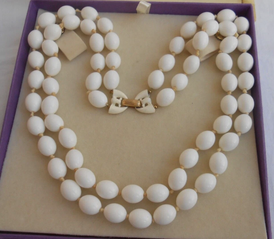 COLLANA TRIFARI 2 fili sfere ovali in lucite colore bianco chiusura lacca - Immagine 1 di 4