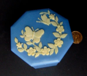 Vintage BEAUTIFUL Plastic Octagon Butterfly Trinket Box RAISED BUTTER & FLOWERS - Picture 1 of 3