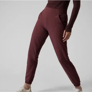 Athleta Lined Brooklyn Jogger Pants in Burgundy High Rise Women's Size 14 - Picture 1 of 13