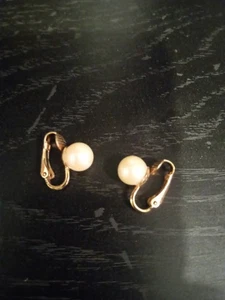 Orecchini Vintage Clip On Finta Perla con Fantasia Dettaglio Tono Oro - Foto 1 di 1