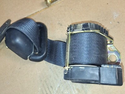 2004 Jeep Liberty Sport OEM LH Rear Seatbelt, Retractor, Upper Holder & Bolts Foto 1 de 4