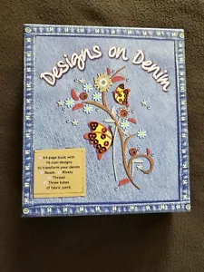 Designs On Denim Craft Art Kit - Libro Perline Filo Pittura Tessuto - Nuovo con Scatola - Foto 1 di 4