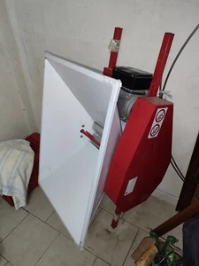 PIGIADIRASPATRICE ELETTRICA CON COCLEA GRIFO DMC PIGIATRICE DIRASPATRICE PER UVA - Foto 1 di 5