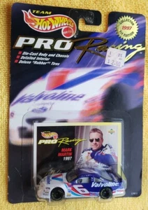 1997 HOT WHEELS PRO RACING 1:64 1ST EDITION NASCAR #6 VALVOLINE MARK MARTIN NEW - Picture 1 of 2