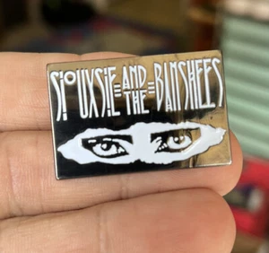 Siouxsie And The Banshees Logo Emaille Pin Retro 80er Rock MTV Alternative Indie - Bild 1 von 2