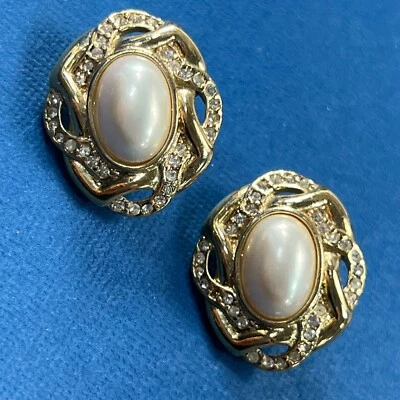 Trifari 1 1/16" x 1" white rhinestone faux pearl VTG gold tone post Earrings A15 - Изображение 1 из 2