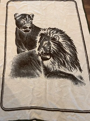 Cobertor Mora Son de Abrigo reversível anos 70/80 vintage, leão marrom, 69”x51” - Imagem 1 de 2