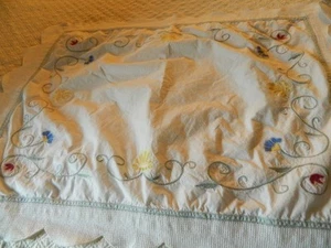 Par de almohadas acolchadas festoneadas bordadas florales falsas 23" x 30" (20" x 26") - Imagen 1 de 7