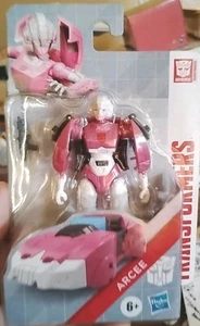 Hasbro Transformers Authentics Autobot Arcee 5” Heroic Fembot Medic. NIP 2024 - Imagen 1 de 4