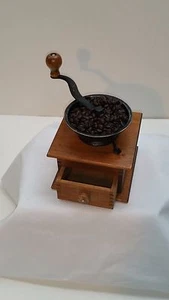Molinillo de café vintage madera con tazón de metal con mango de hierro fundido con cajón  - Imagen 1 de 7