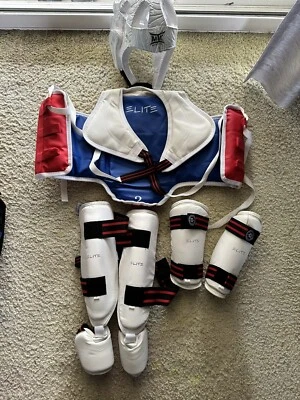 Equipo grande para niños de artes marciales de taekwondo con bolsa Foto 1 de 4