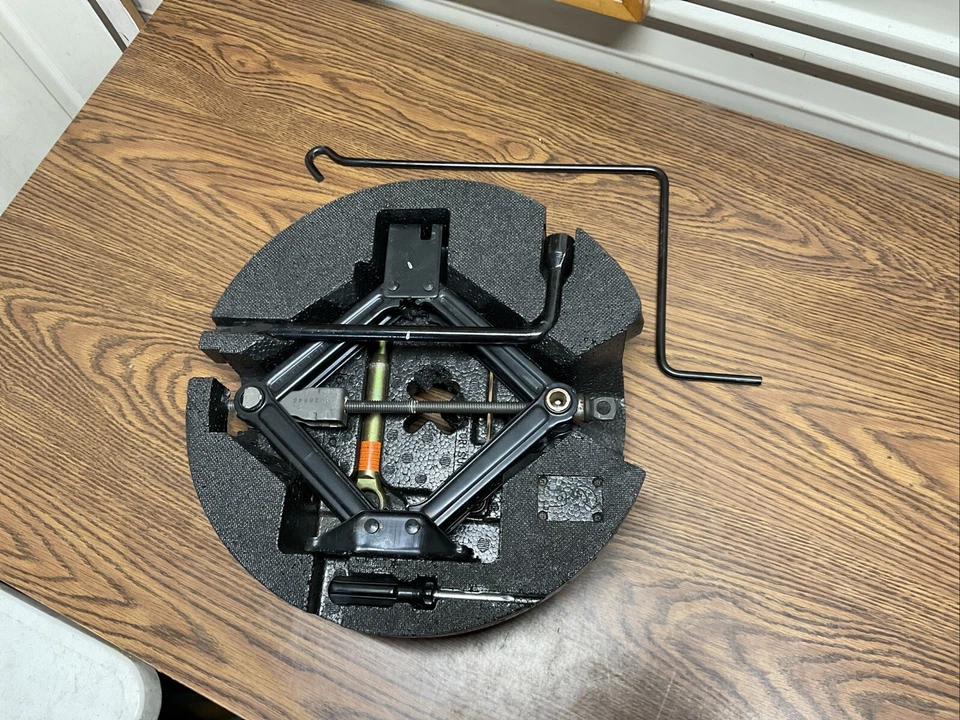 2010 2011 2012 2013 2014 Subaru Legacy Outback neumático de repuesto gato juego de herramientas de espuma!!!! Foto 1 de 4