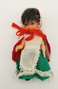 Muñeca Caperucita Roja Vintage 4" Totalmente Vestida Goma Plástico En muy buen estado - Imagen 1 de 6