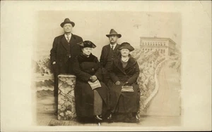 RPPC Parejas Eduardianas Abrigos Invierno Moda Estudio Foto Real 1910-30 Postal - Imagen 1 de 2