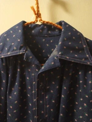 Chaqueta vaquera vintage para mujer azul oscuro punteada pequeñas rosas manga 3/4  Foto 1 de 4