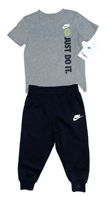 NIKE Bebés/Niños Pequeños Niños 2 Piezas Conjuntos de Correr, Camiseta y Joggers; Talla 12M-4T NUEVO CON ETIQUETAS $48+ Foto 1 de 4