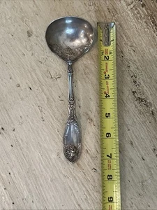 1881 Rogers La Vigne Gravy Ladle A1 Silverplate Grapes - Picture 1 of 14