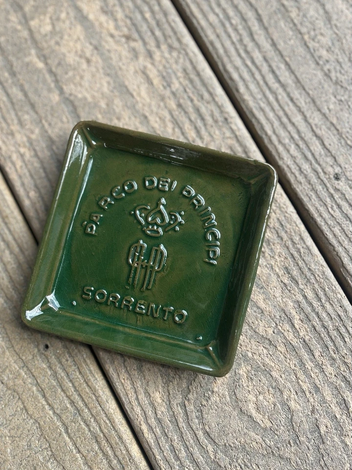 Cenicero vintage de hotel Parco Dei Principi Sorrento Italia cerámica verde Foto 1 de 1