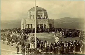 Postal fotográfica de soldados de ceremonia de bandera de la RPPC Vista House río Columbia autopista Oregón - Imagen 1 de 2