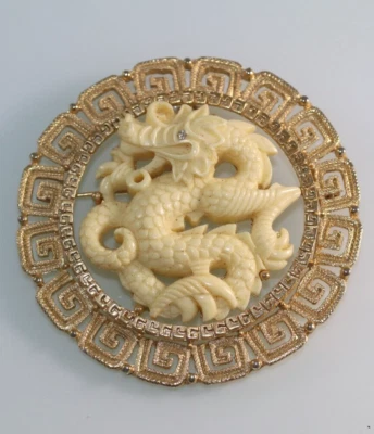 Fab! Broche Colgante Dragón Resina Tallada Oriental Hattie Carnegie Grande Raro Foto 1 de 4
