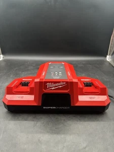 Milwaukee 48-59-1815 M18 18V Dual Bay Simultaneous Super Charger - Picture 1 of 3