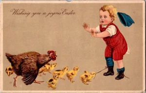 Cartolina Wishing You Joyous Easter Boy Angry Hen Chicks Divisa Indietro Pubblicata 1910 - Foto 1 di 2
