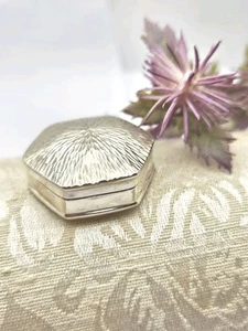 Vintage Sterling Silver Miniature Hexagonal Pillbox. Hallmarked - Picture 1 of 8