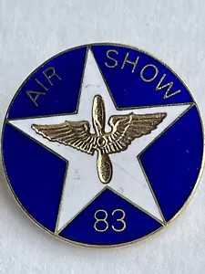 Prendedor de exhibición de la Fuerza Aérea de los Estados Unidos 1983 esmalte de latón insignia coleccionable aviación - Imagen 1 de 2