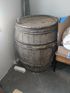 Primitive wooden barrel, early 205th century. Wood staves with wood bands. - Photo 1 sur 2