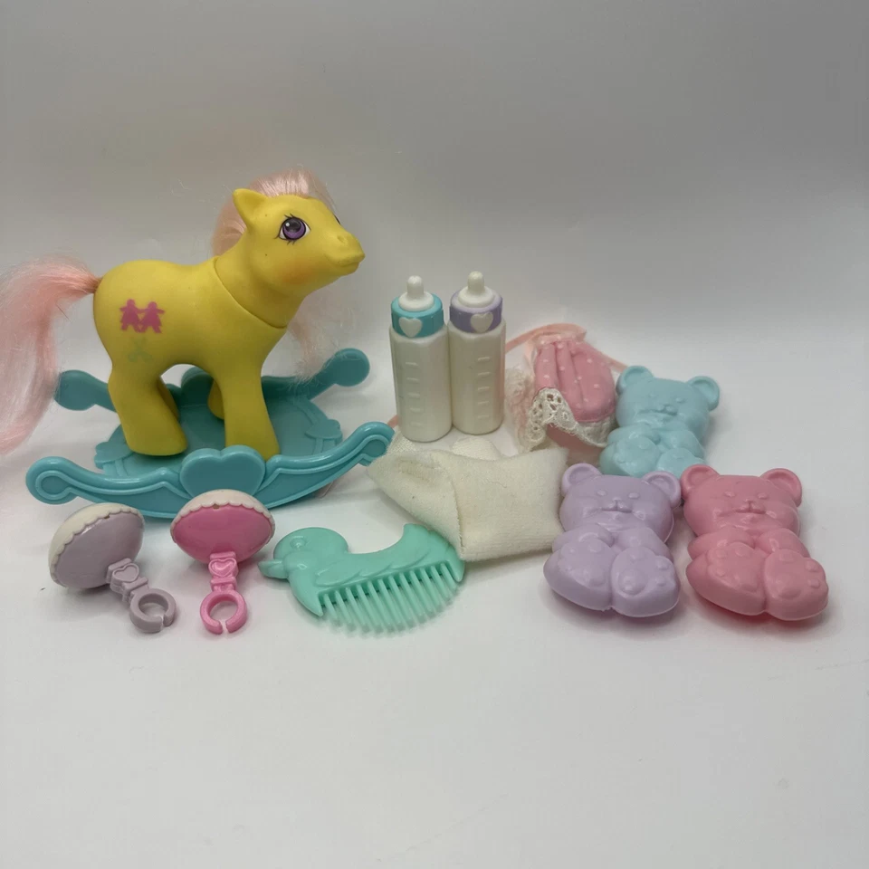 Lote De Colección My Little Pony G1 Baby Snippy Peek A Boo Amarillo con Biberones de Sonajero Foto 1 de 4