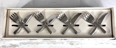 Pier 1 Imports Juego de 4 tenedores de cuchillo cruzado anillos de servilleta plateados en caja Foto 1 de 4
