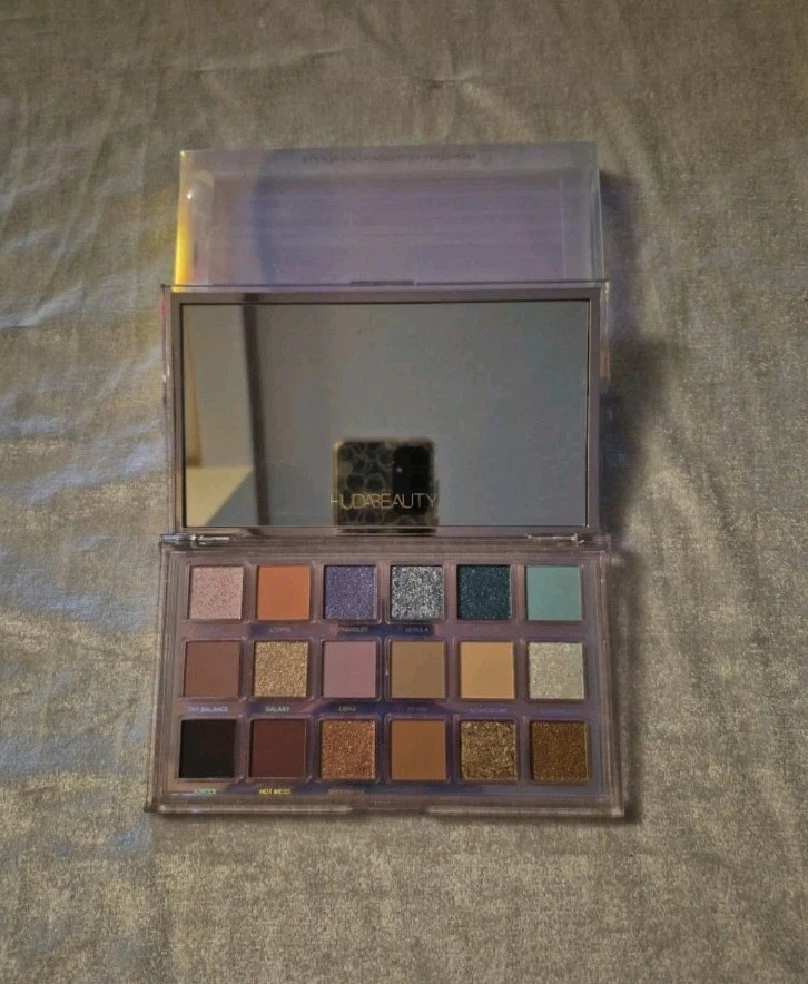 PALETA DE SOMBRAS DE OJOS RETRÓGRADAS HUDA BEAUTY MERCURY Foto 1 de 4