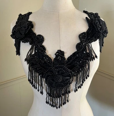 Vestido vintage años 80 negro con cuentas apliques corpiño frente lentejuelas flores flecos Foto 1 de 4