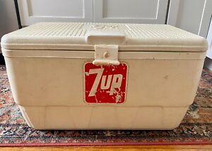 Large Vintage TTI Igloo Promotional 7Up Logo Hard Cooler Box Ice Chest 60s 1960s