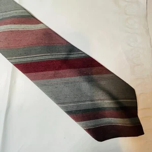 Cravatta collo a punta classica uomo a righe rosso/grigio - Foto 1 di 1