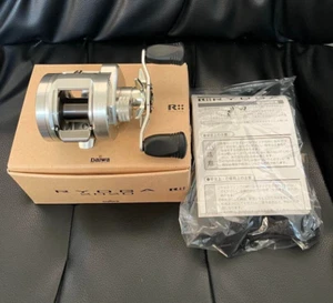 Carrete de baitcasting para mano derecha Daiwa Ryoga 2020 usado con caja enviado desde Japón - Imagen 1 de 16
