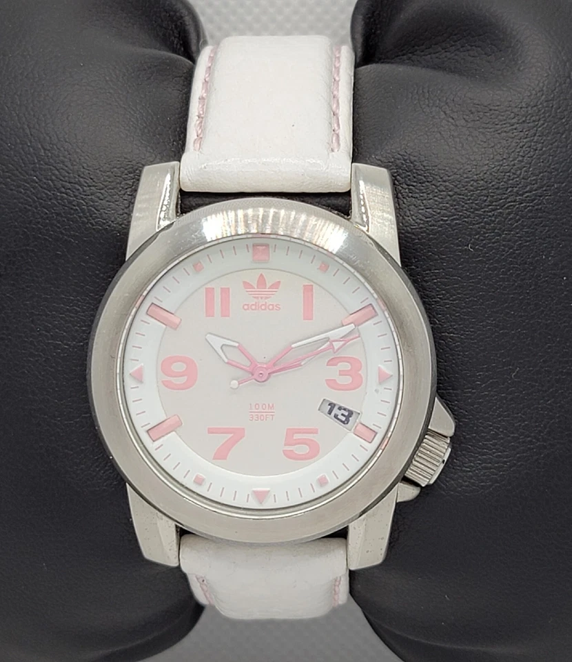 Reloj con correa de cuero blanco números rosas tono plata Adidas ADH1285 I3 para dama Foto 1 de 4