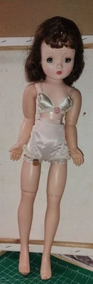 De colección Bonito 1950 Madame Alexander Cissy 20" Plástico Duro Original Ropa Interior Foto 1 de 4